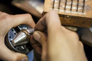 Sertisseur / Sertisseuse en bijouterie ou joaillerie