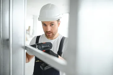 Poseur / Poseuse de cloisons démontables et mobiles